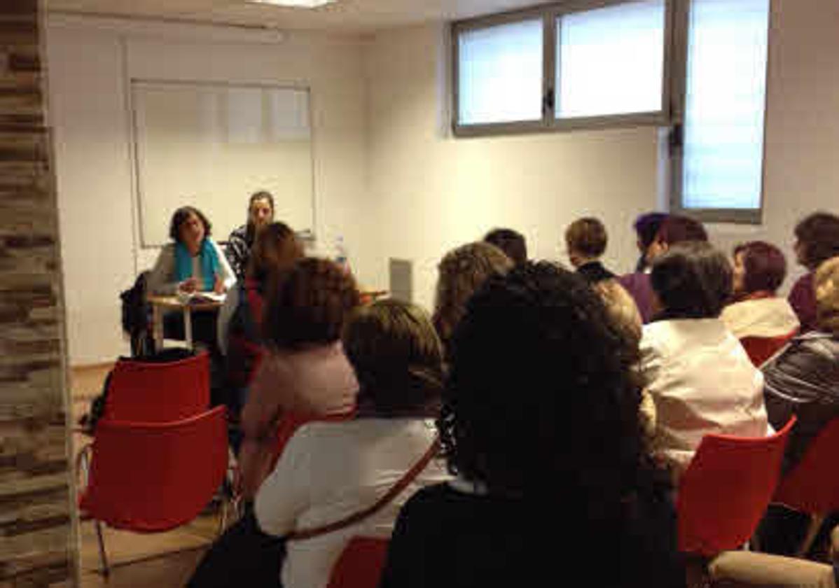 Un grupo de mujeres participan en un taller de la escuela de mujeres de Erandio.