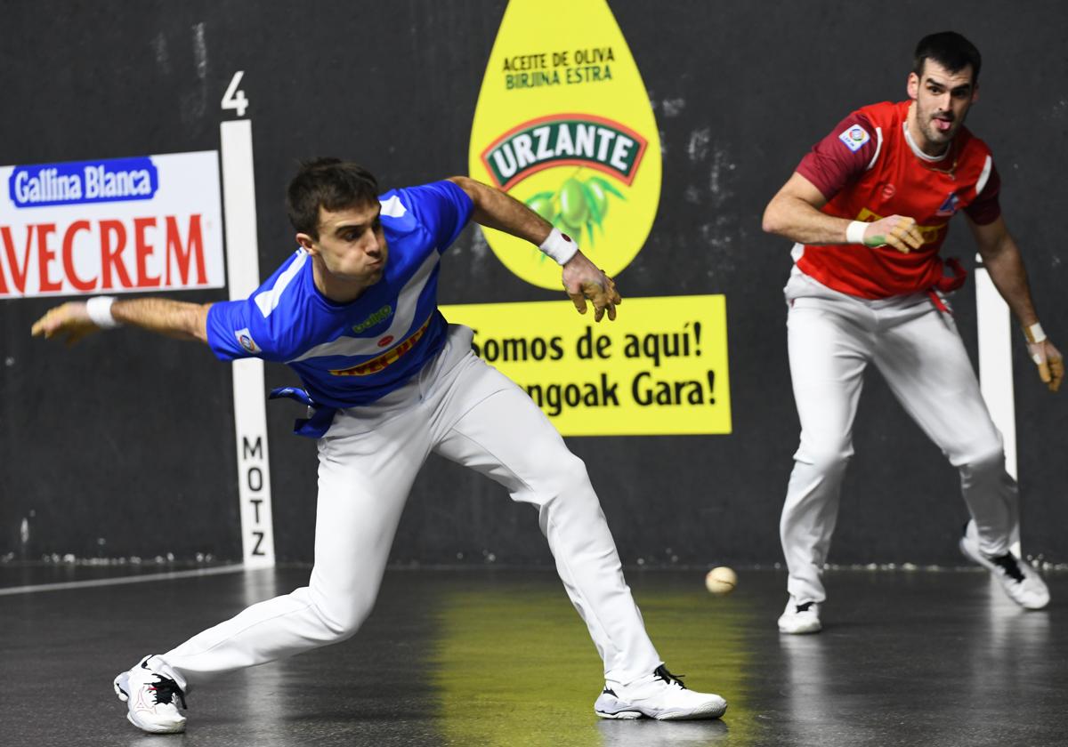 Peña II se coloca para golpear con la derecha ante la mirada de Ezkurdia.