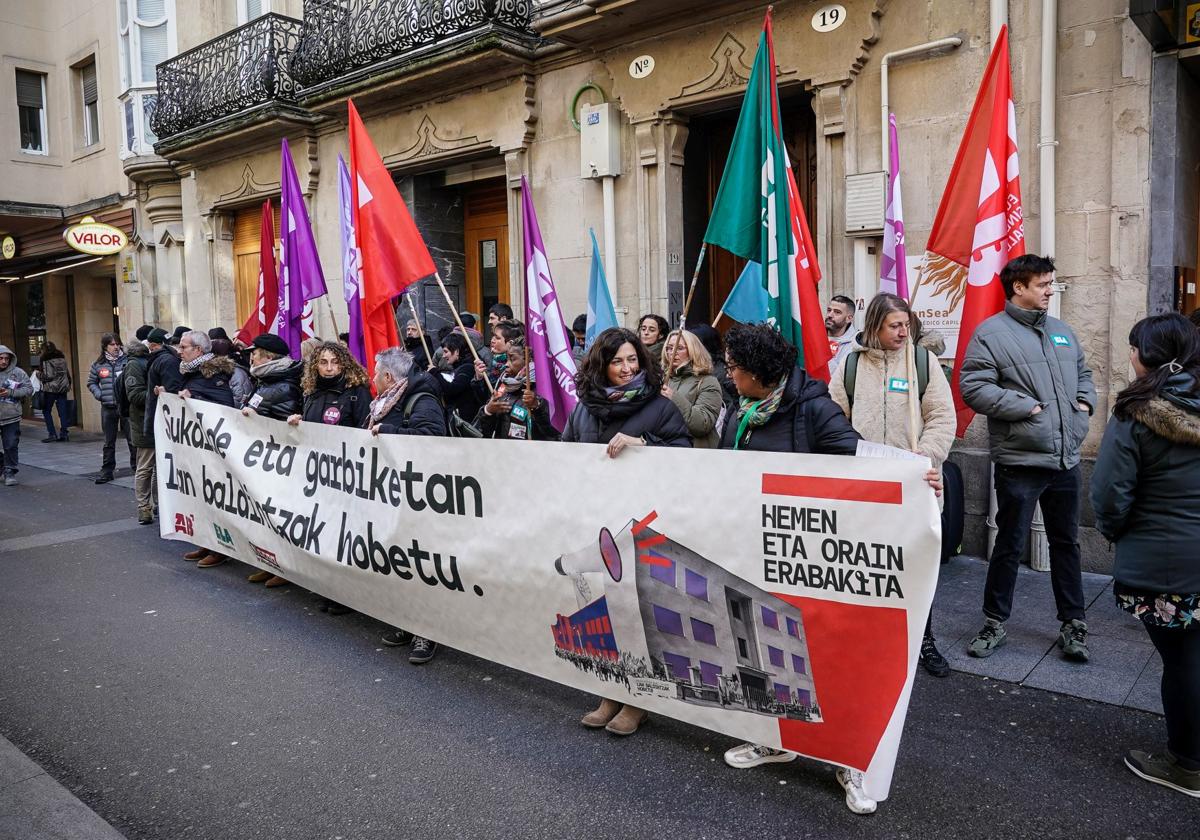 Concentración este viernes ante la Delegación de Educación.