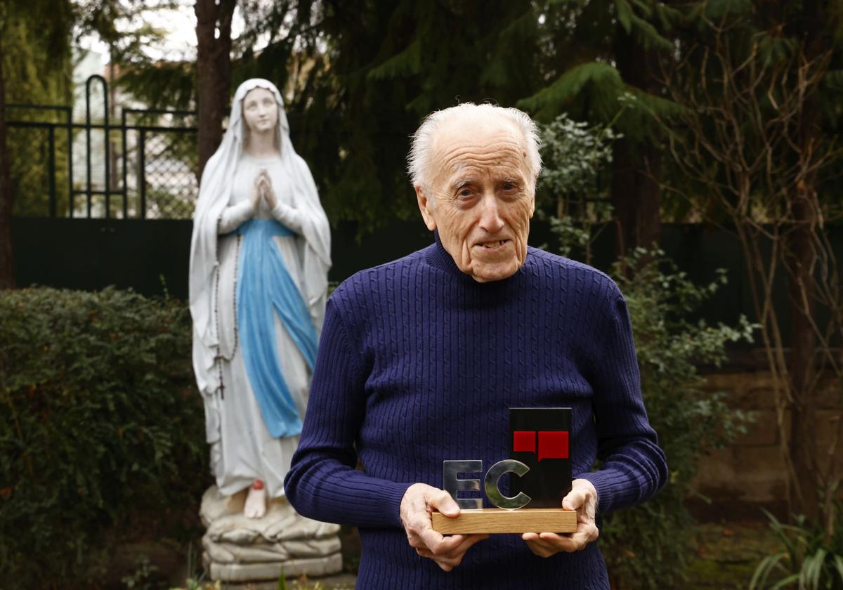 Ignacio Pujana posa con el reconocimiento en el jardín de la residencia marianista en Vitoria.