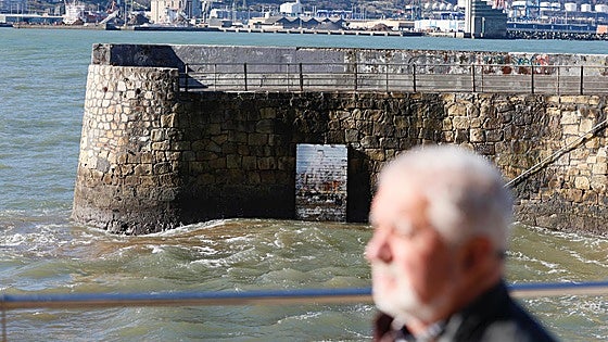 Getxo se debate entre restaurar el sireno del Puerto Viejo o retirarlo