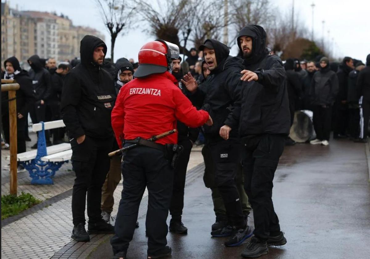 Tres ultras de la Real detenidos tras golpear con una botella y lanzar una bengala a un aficionado del Paok tras el partido de la Europa League