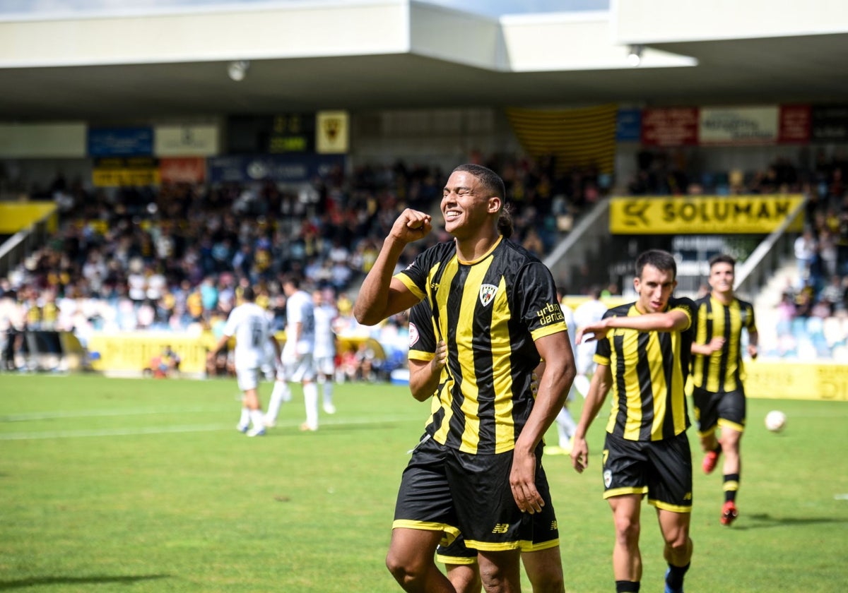 Maroan Sannadi celebra un gol en el Barakaldo.