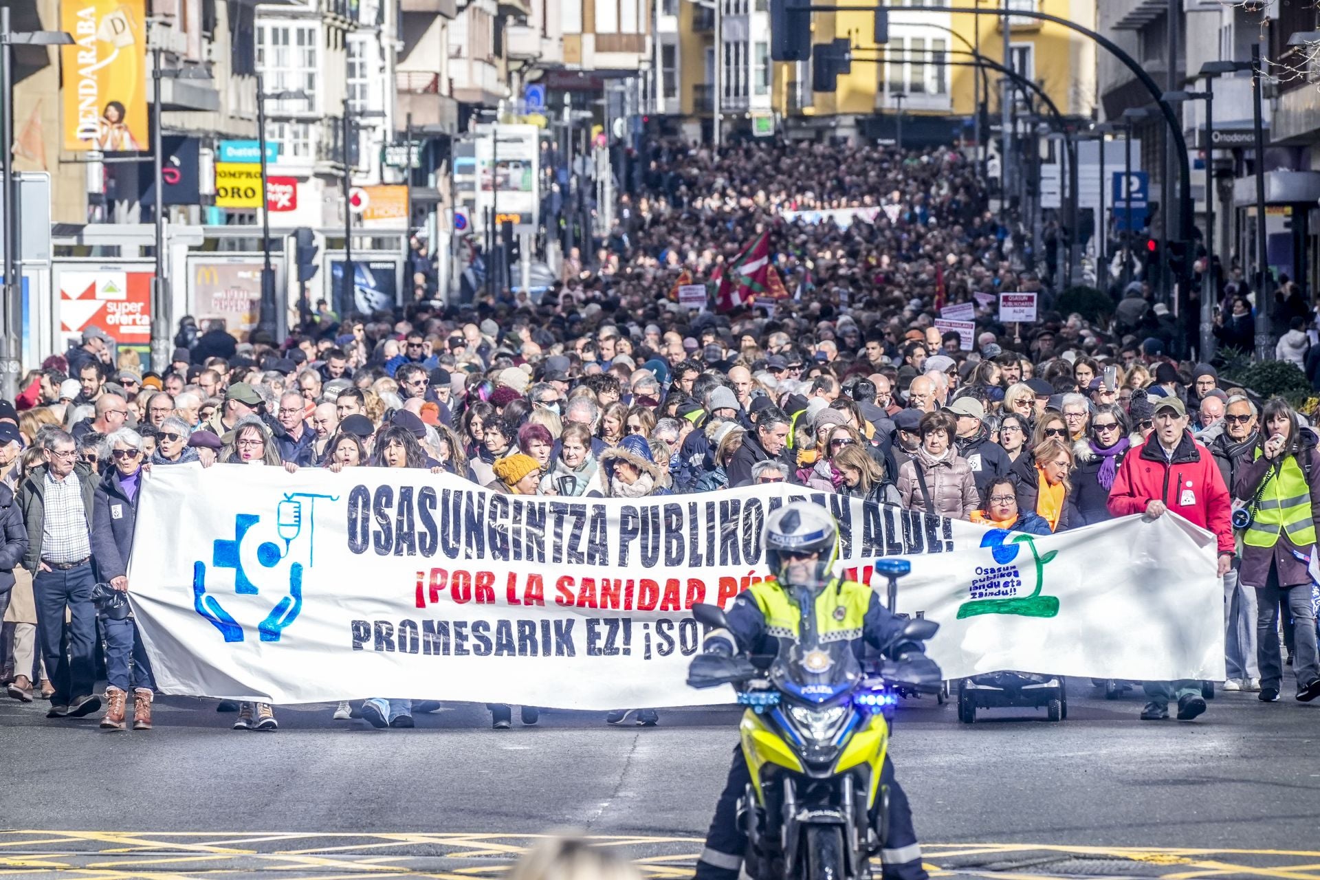 Multitudinaria manifestación en Vitoria contra el «desmantelamiento de la sanidad pública»