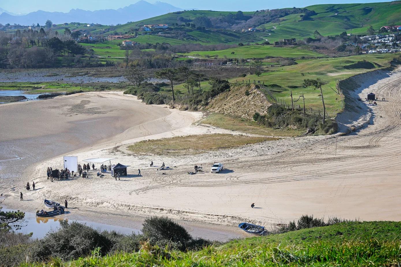 El rodaje tiene lugar en la zona conocida como 'La duna' en la Playa de Oyambre en el municipio de Valdáliga.