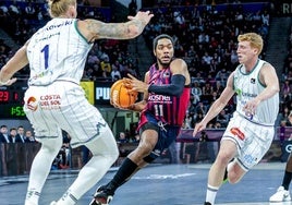 Forrest intenta una penetración ante Alberto Díaz y Osetkowski en el partido de la primera vuelta, jugado el pasado diciembre.