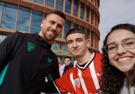 Rafael Roncero y su novia, Miriam Fernández, junto a Unai Simón.