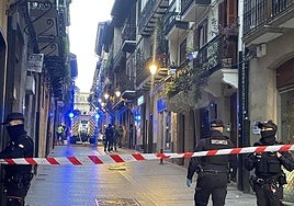 Kale Nagusia de Hernani cortada por el incendio en el número 36.