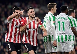 Vivián felicita a Paredes por el gol del segundo.