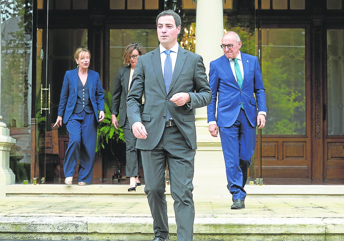 El lehendakari, Imanol Pradales, junto a los diputados generales de Gipuzkoa, Bizkaia y Álava.