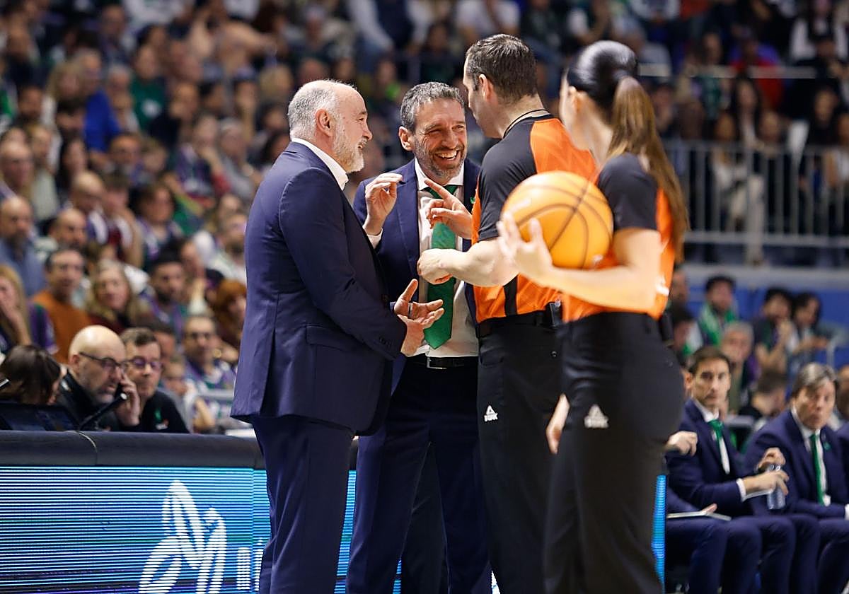 Pablo Laso e Ibon Navarro bromearon mientras se reiniciaba el acta..