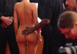 Quién es Bianca Censori, la modelo que dejó a todos sin palabras en los Grammy