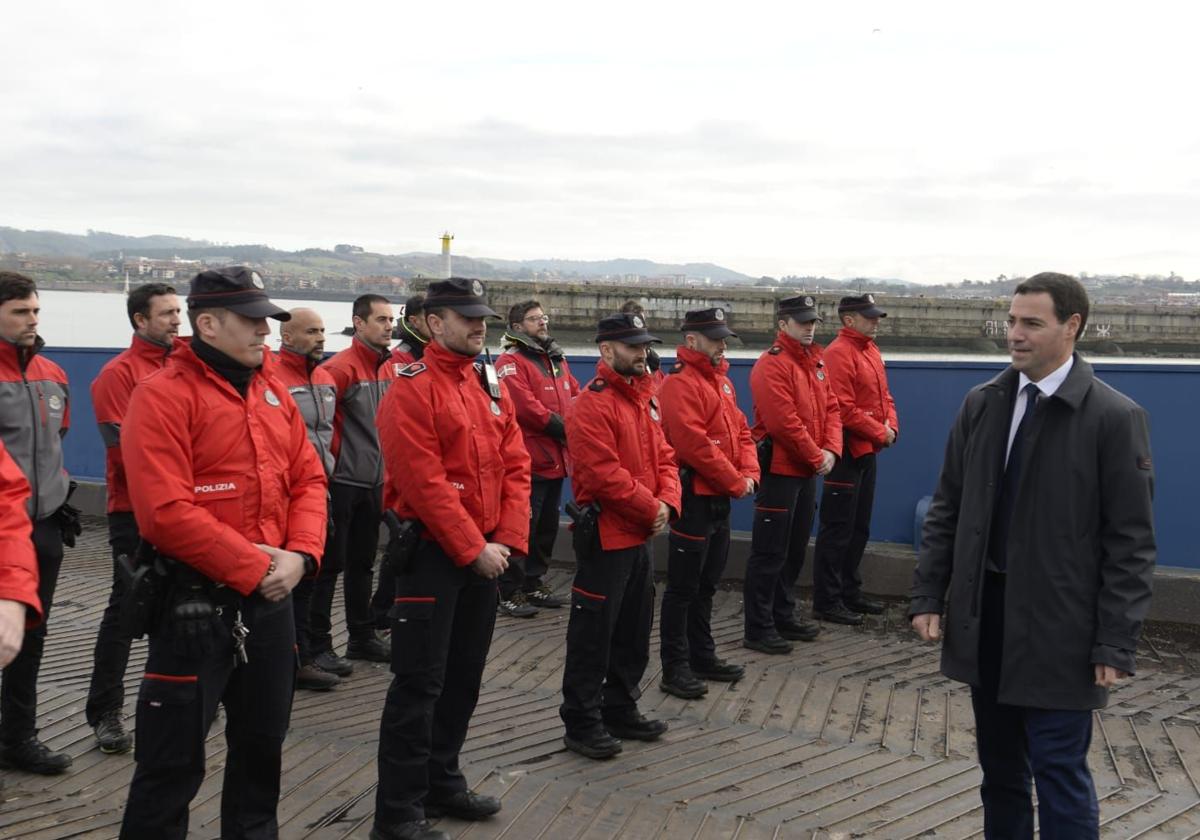 Pradales, durante su visita al puerto de Santurtzi.