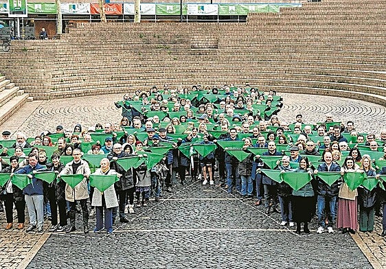 Participantes en el lazo verde del año pasado en la plaza de los Fueros