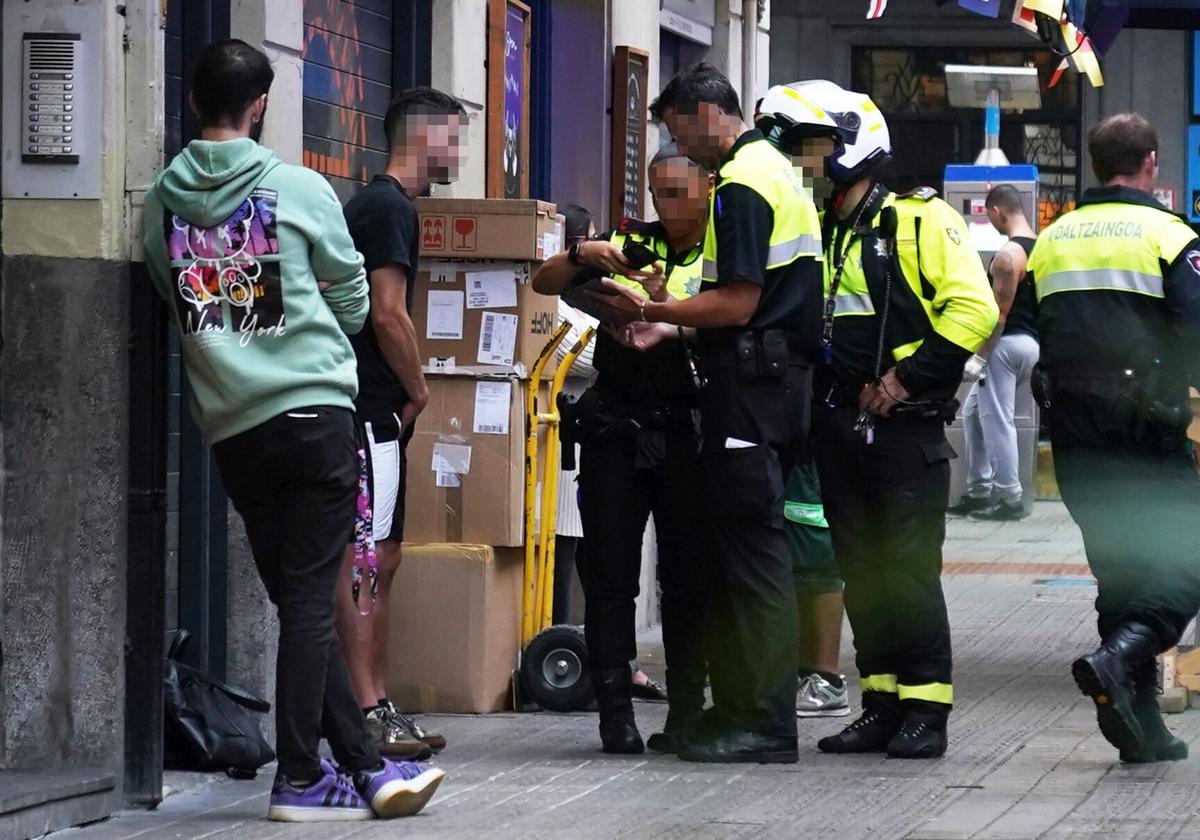 Policías municipales de Bilbao identifican a un sospechoso de haber robado un paquete a un repartidor.