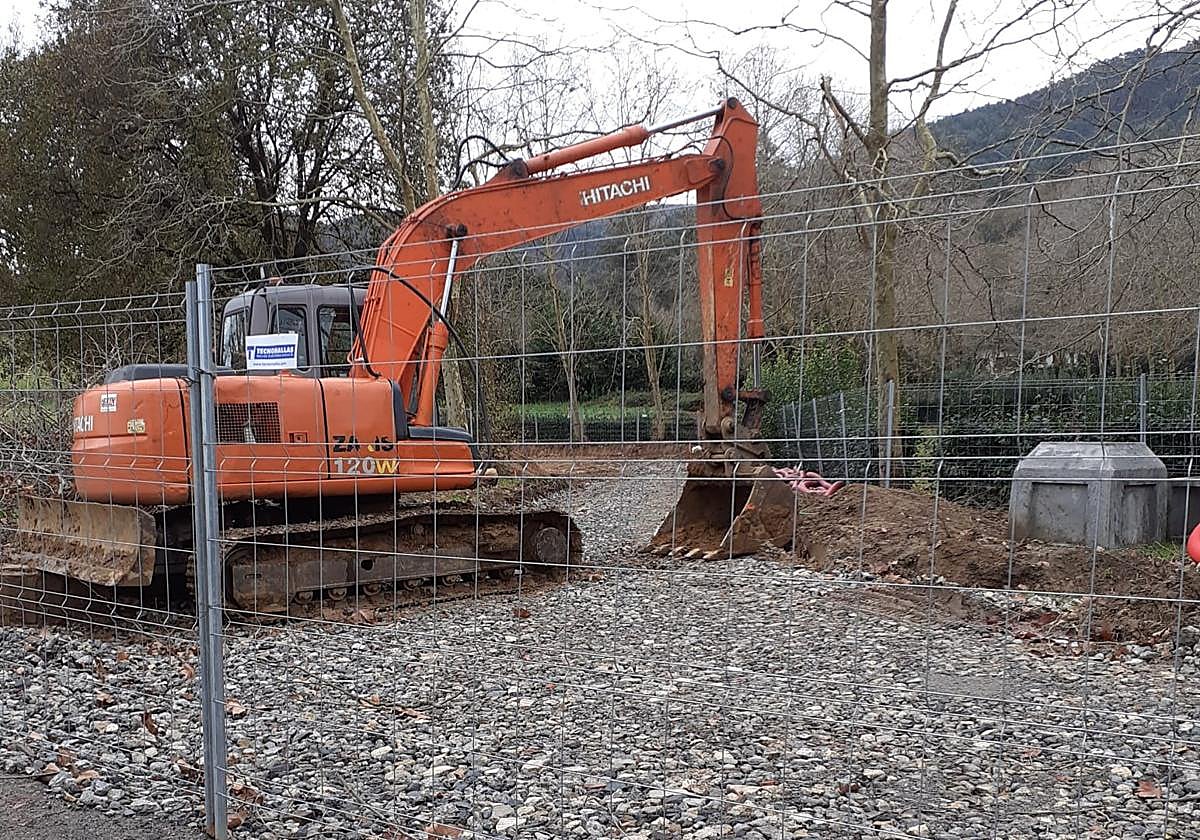Parque público de Motrolluazpi en el que se construye un punto para la recogida de residuos en Busturia.