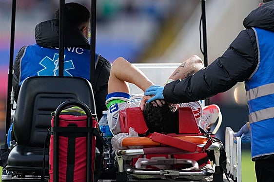 Conechny es retirado en camilla del césped de Montjuic.