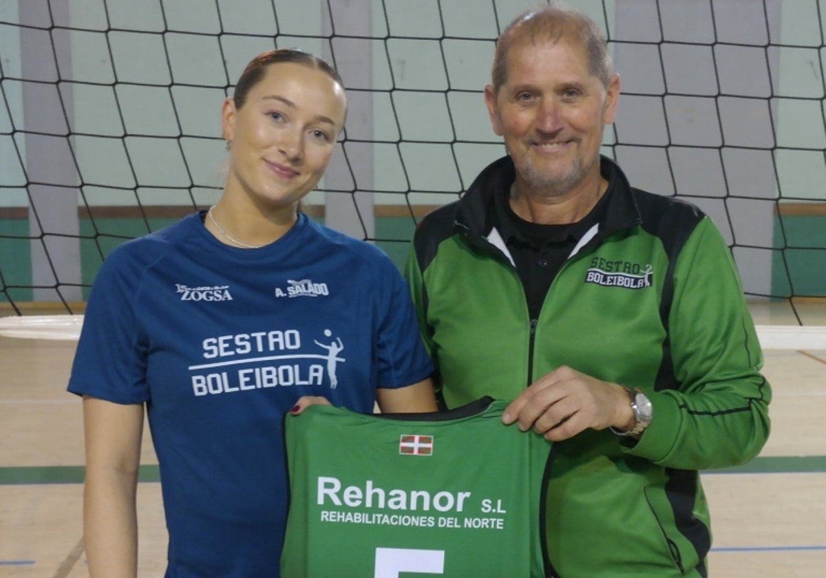 Jenny Bjorgen junto César Ruiz, presidente del CV Sestao.