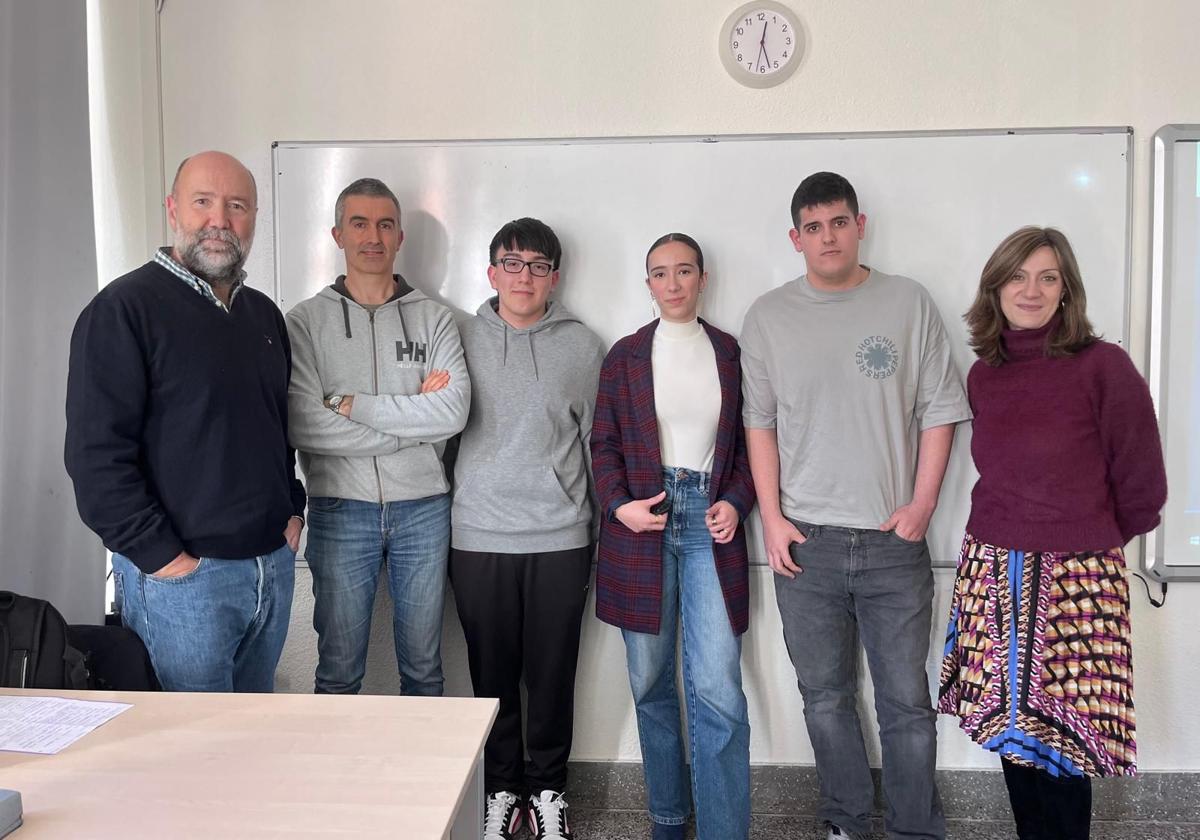 Iñaki Aramburu y Juan Antonio Azkunaga junto a los alumnos e Itziar Blanco.