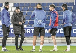 El Chacho Coudet da indicaciones a varios delanteros durante un entrenamiento.