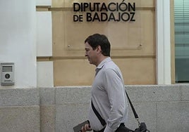 El hermano de Pedro Sánchez renuncia a su puesto de trabajo en la Diputación de Badajoz