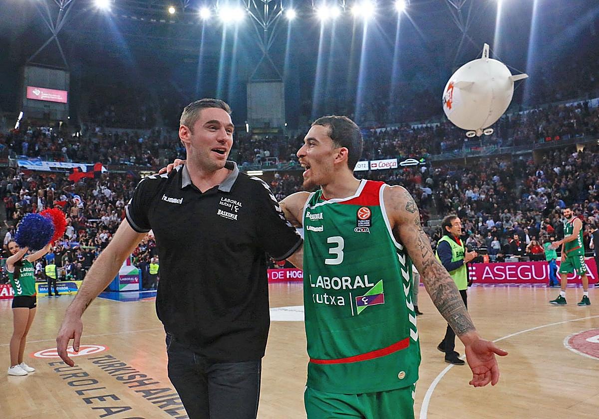 James, abrazado a su amigo Causeur, sale contento tras una victoria en el Buesa Arena.