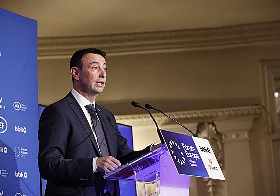 El vicelehendari Mikel Torres en su intervención en el Forum Europa en Bilbao.