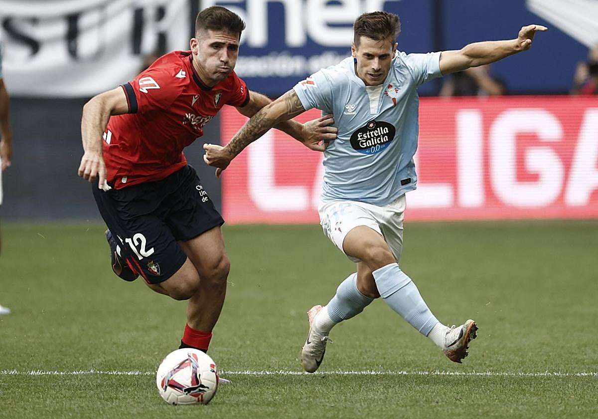Jesús Areso pugna por el balón en el choque liguero de Osasuna ante el Celta.