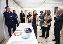 Representantes institucionales y artistas durante la presentación de las obras adquiridas.