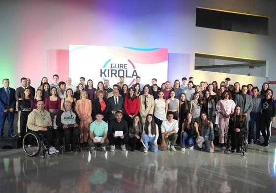 Foto de familia de todos los premiados con las autoridades territoriales en el centro.