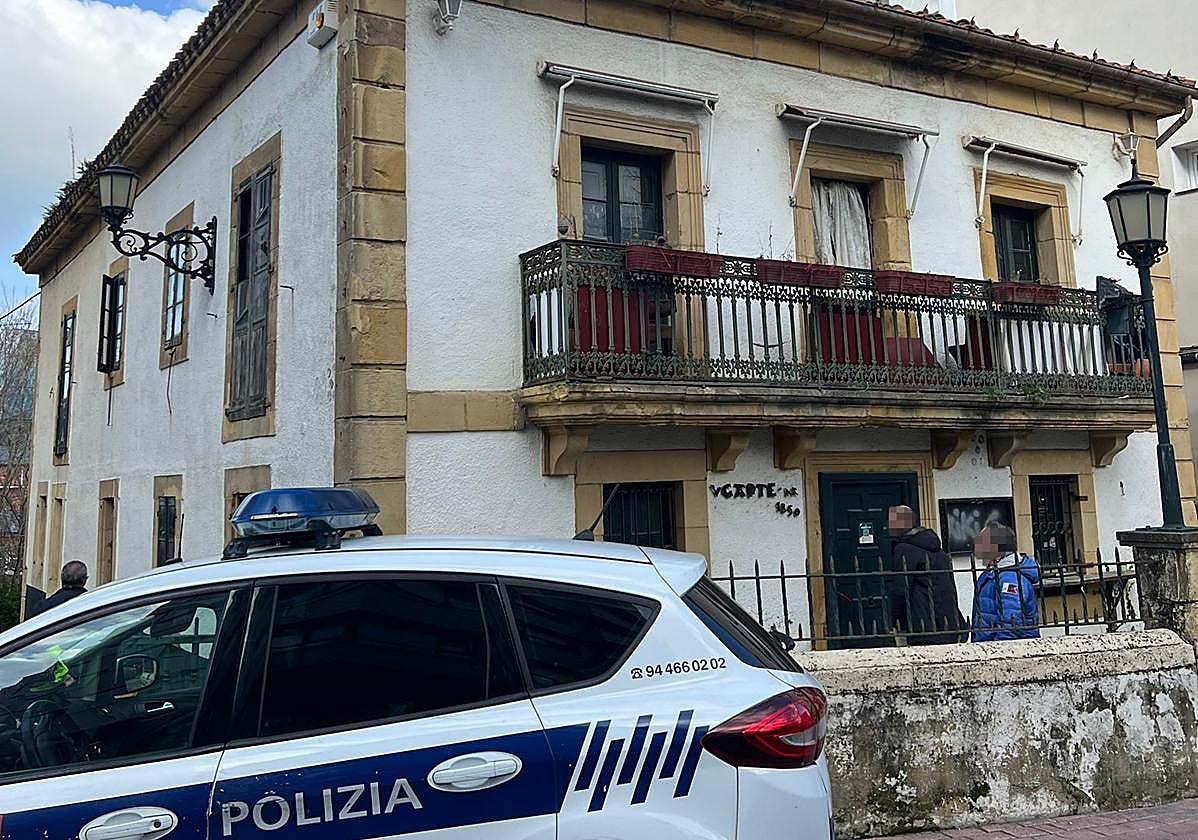 Un coche de la Policía custodia a la comitiva judicial antes de proceder al desahucio.