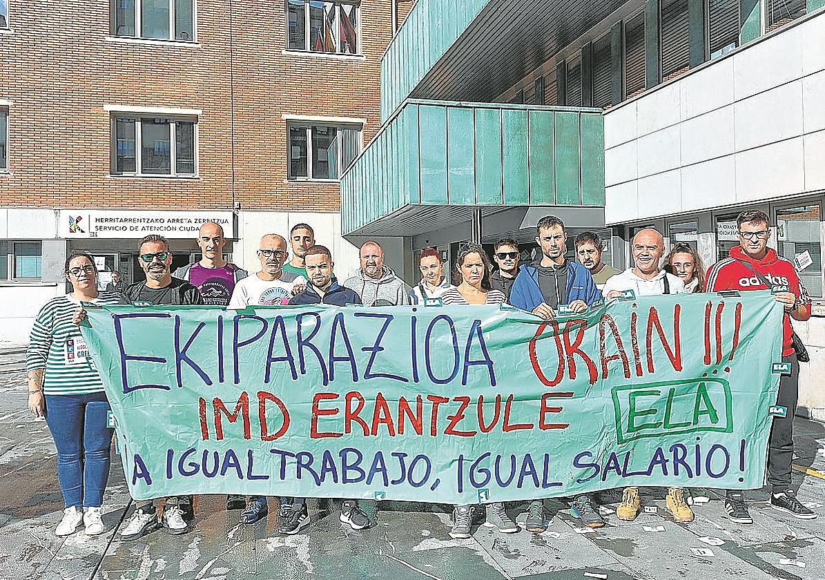 Trabajadores en huelga reclaman la intervención del Ayuntamiento en Herriko Plaza.