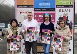 Maria José González (Anderebide), Oskar Koka (Alcalde de Iurreta), Zorione Fudazuri (Presidenta de la Comisión Informativa de Cultura) y Charo Fradejas (Anderebide) presentan el programa de espectáculos