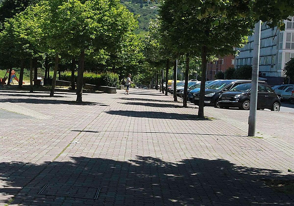 Vista de la calle Uribarri, junto al parque de Bizkotxalde.
