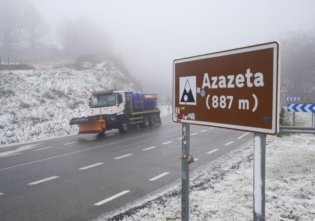 Un quitanieves circula por el puerto de Azazeta.