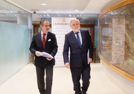 José Ignacio Zudaire, presidente de la Cámara de Comercio de Bilbao, acompañado de Mikel Arieta-Araunabeña, secretario general de la entidad