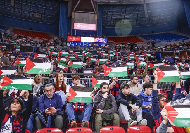 La afición baskonista lució banderas palestinas en el Buesa.