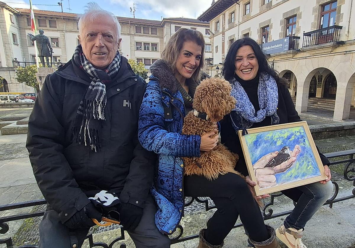 Enara, arropada por sus padres, Iñaki Alakano y Rosa María Sánchez, que expondrá sus cuadros a partir del lunes en el Elai Alai.