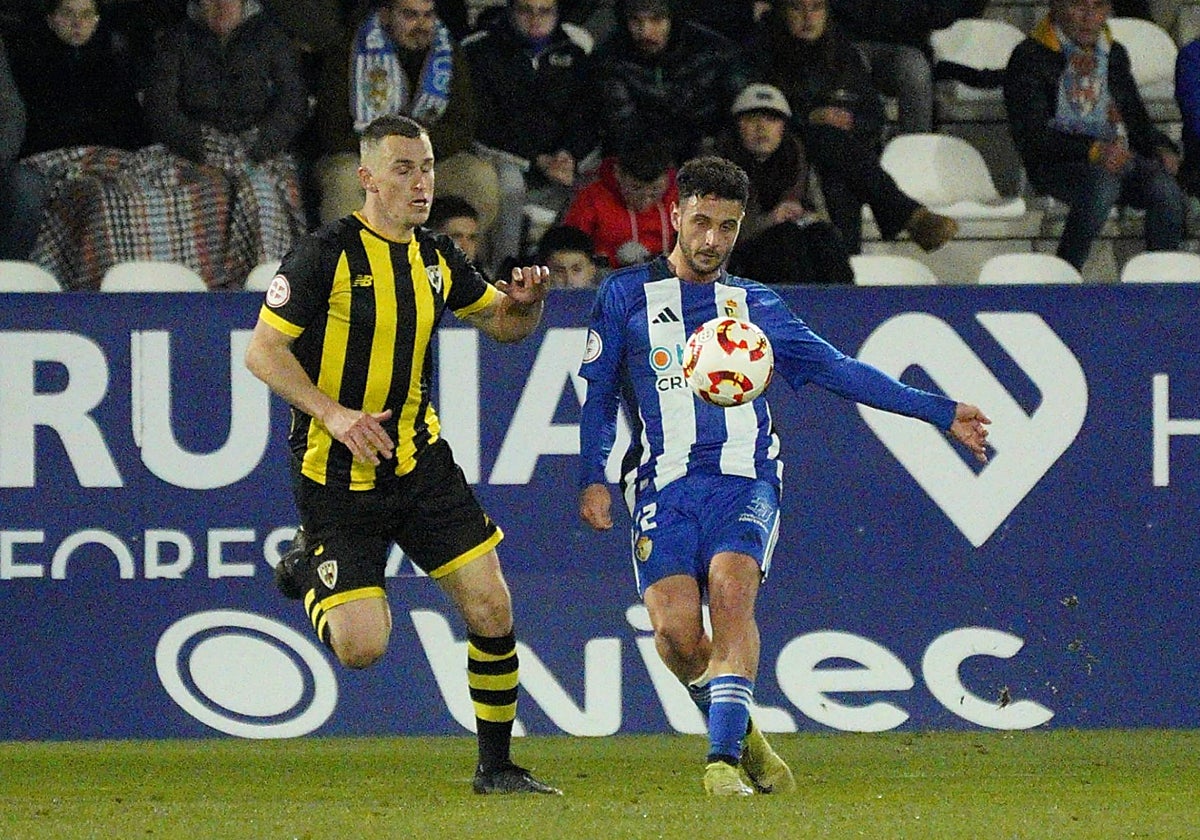 Borja García trata de arrebatarle un balón a Vicente Esquerdo.