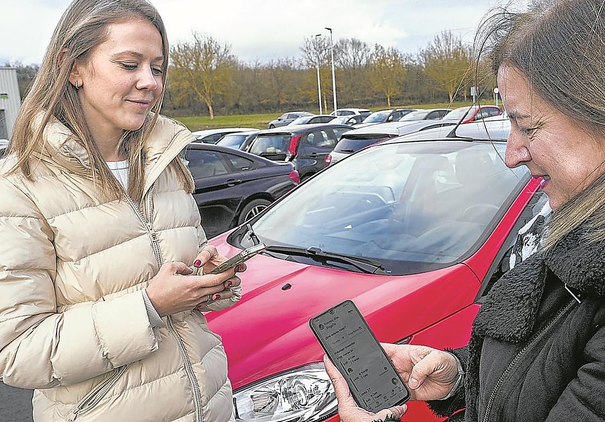 Elena Krupskaya como pasajera y Begoña Gómez como conductora comparten coche para desplazarse a sus trabajos en Miñano.