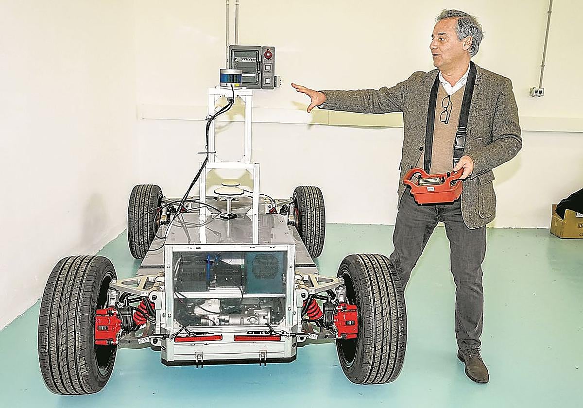 Iñigo Bilbao, director del Mobility Lab, muestra el vehículo vinculado al proyecto.
