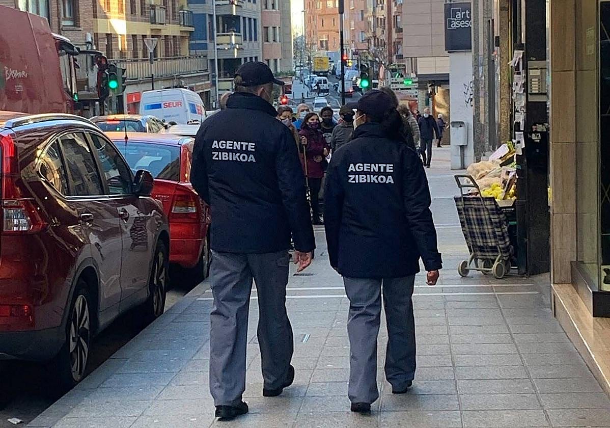 Una pareja de agentes cívicos por las calles de Basauri.