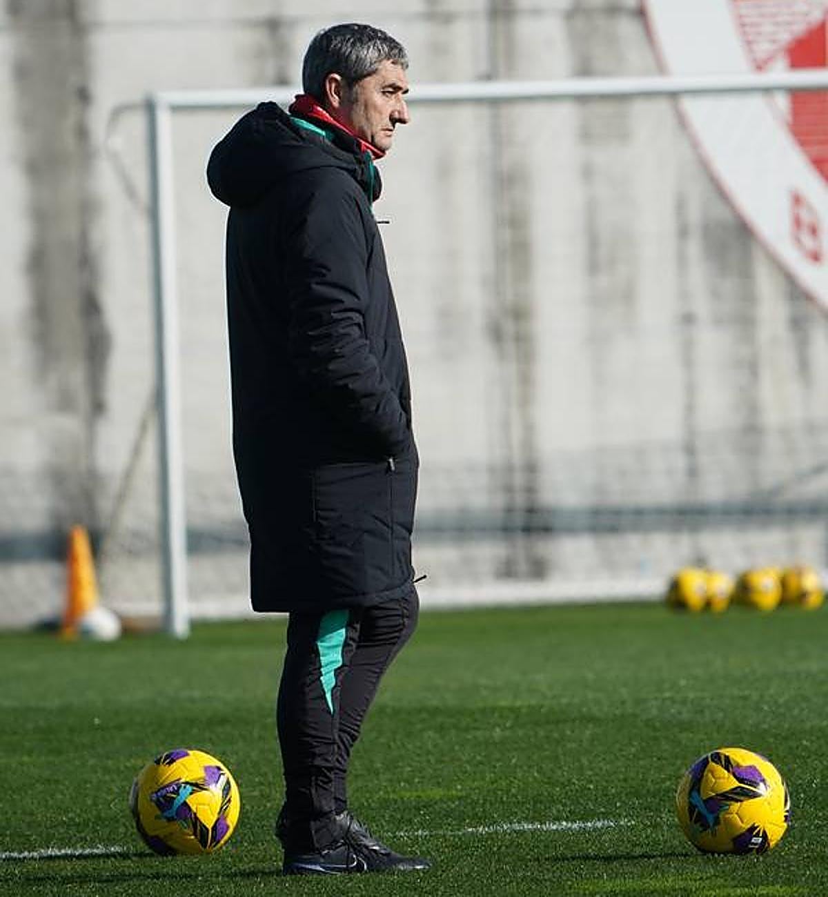 Ernesto Valverde, en el entrenamiento de ayer en Lezama.