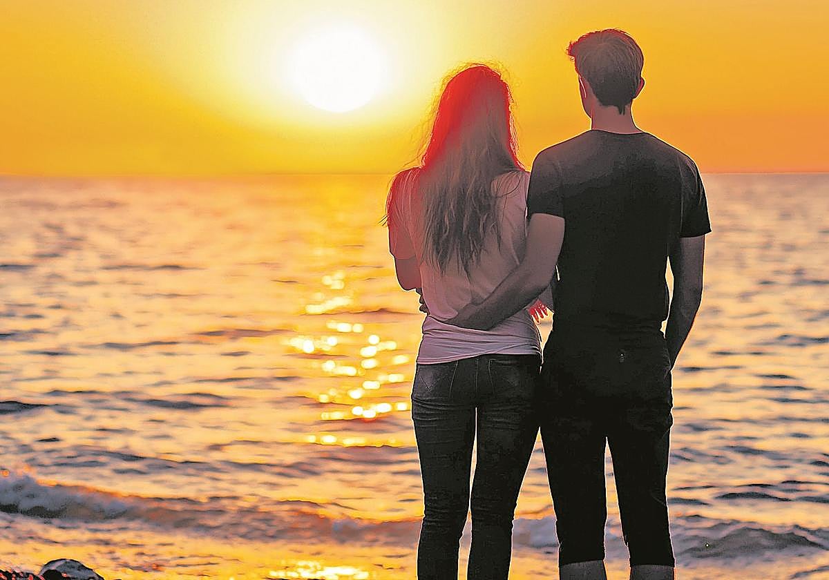 Incluso en invierno un paseo por la playa para ver el atardecer tiene un plus de romanticismo.