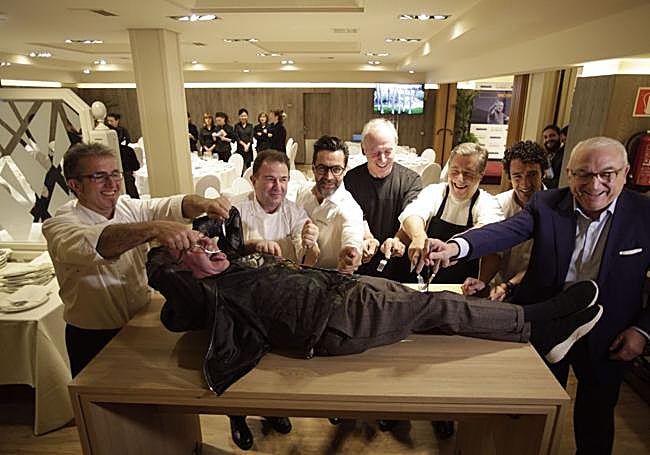 Trinchado por Patxi Eceiza, Martín Berasategui, Quique Dacosta, Víctor Arguinzóniz, Joan Roca, Eneko Atxa y Gonzalo Antón durante el homenaje en 2017 en Zaldiaran (Vitoria).