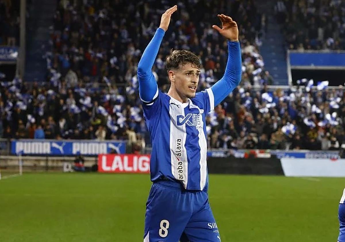 Antonio Blanco levanta el ánimo de la afición del Alavés durante un partido en Mendizorroza.