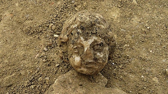 Descubren una cabeza del dios Cupido y cerámicas en las excavaciones de Arkaia