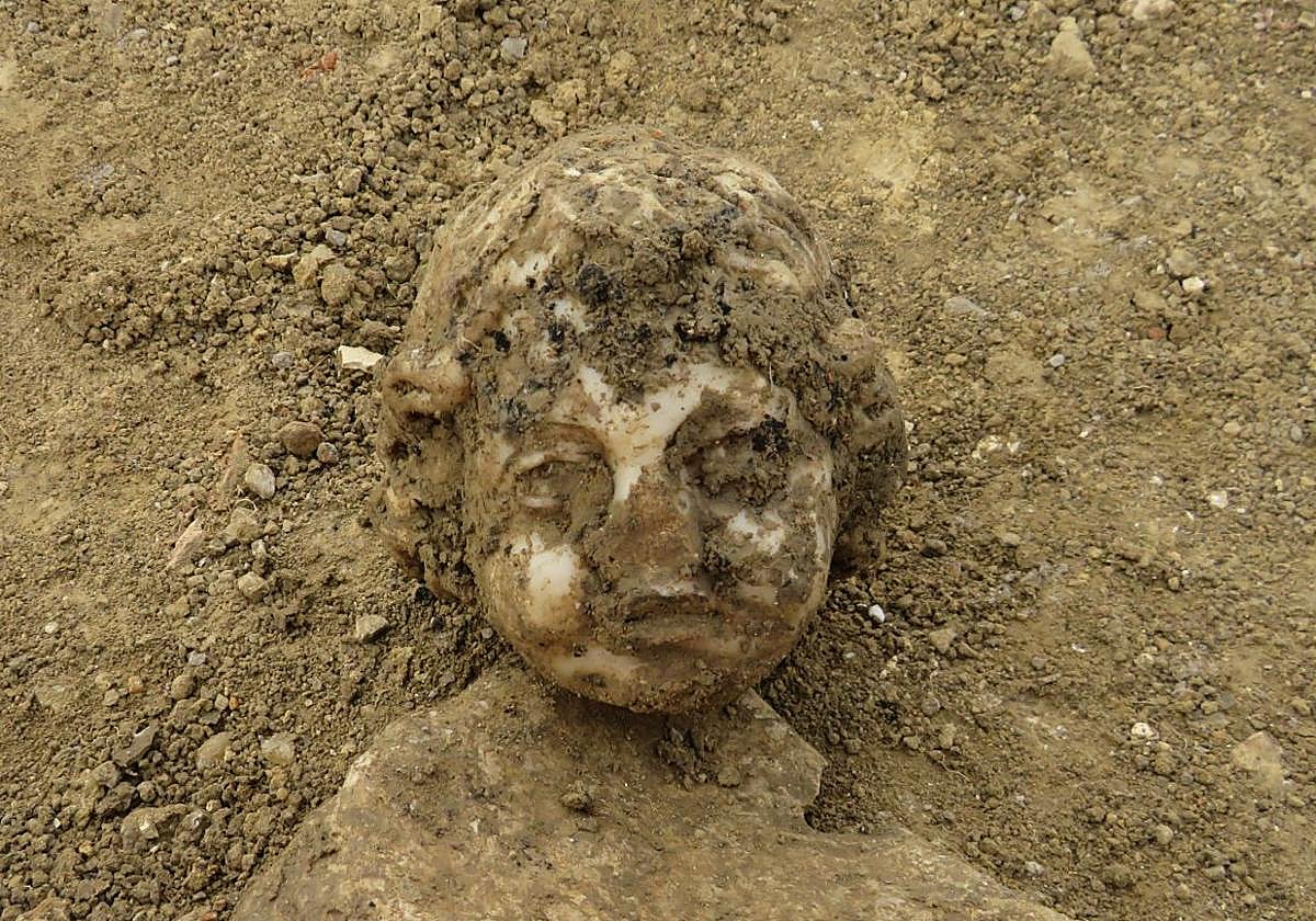 La cabeza descubierta en Arkaia que puede corresponder al dios Eros o Cupido.