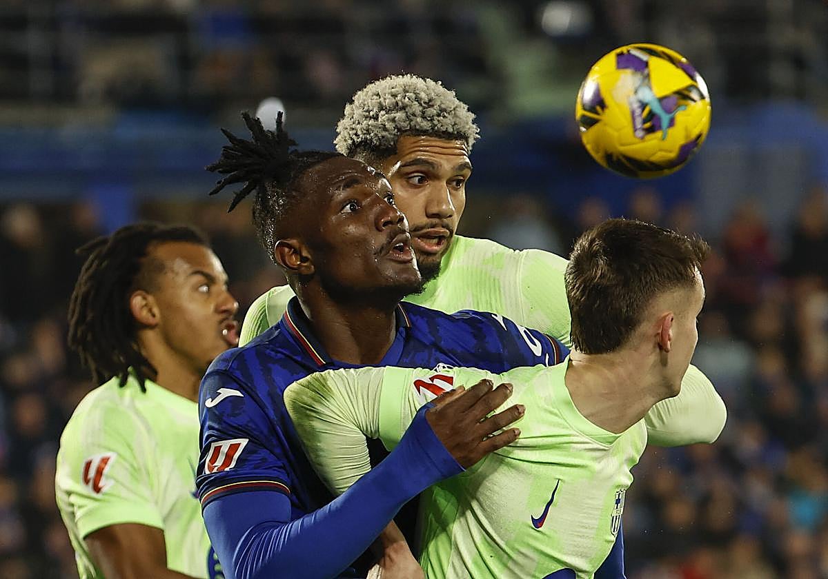 Chrisantus Uche disputa el balón con los barcelonistas Araújo y Casadó.