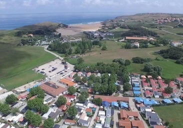 El fallo judicial que obliga al cierre de la zona ilegal de un camping en Ajo afecta a decenas de vizcaínos